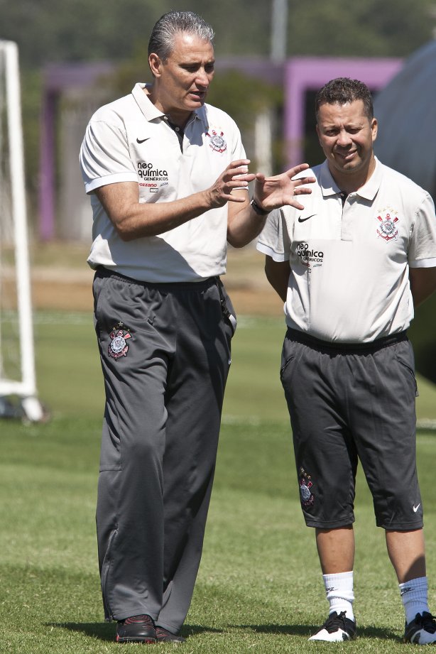O técnico Tite e seu auxiliar Cleber Xavier durante o treino do Corinthians, realizado esta manhã no CT Joaquim Grava no Parque Ecológico. O próximo jogo da equipe será domingo, dia 24/10, contra o Palmeiras no Pacaembu, pela 31. a rodada do Campeonato Brasileiro de 2010