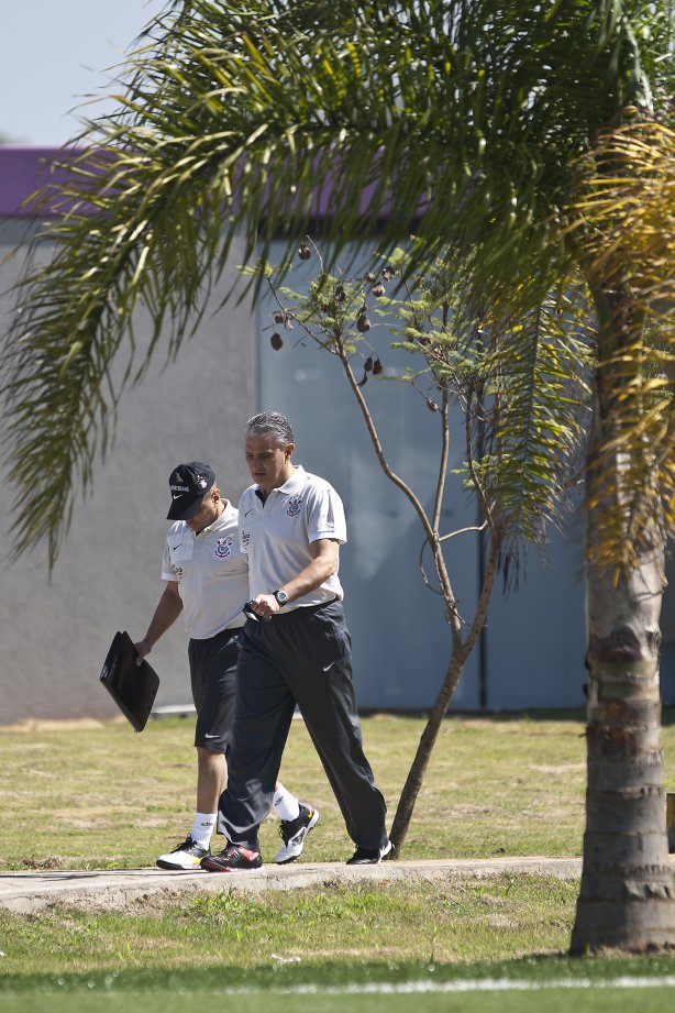 O técnico Tite e seu auxiliar Geraldo Delamore chegam para o primeiro treino do Corinthians, realizado esta manhã no CT Joaquim Grava no Parque Ecológico. O próximo jogo da equipe será domingo, dia 24/10, contra o Palmeiras no Pacaembu, pela 31. a rodada do Campeonato Brasileiro de 2010