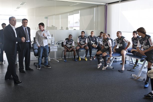 O técnico Tite foi apresentado aos jogadores antes do treino do Corinthians, realizado esta manhã no CT Joaquim Grava no Parque Ecológico. O próximo jogo da equipe será domingo, dia 24/10, contra o Palmeiras no Pacaembu, pela 31. a rodada do Campeonato Brasileiro de 2010