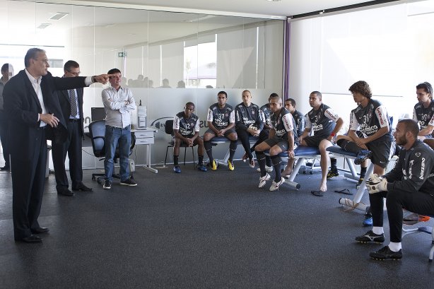 O técnico Tite foi apresentado aos jogadores antes do treino do Corinthians, realizado esta manhã no CT Joaquim Grava no Parque Ecológico. O próximo jogo da equipe será domingo, dia 24/10, contra o Palmeiras no Pacaembu, pela 31. a rodada do Campeonato Brasileiro de 2010