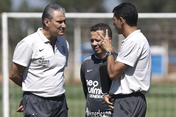 O técnico Tite; seu auxiliar Cleber Xavier e o ex-técnico interino Fabio Carille durante o treino do Corinthians, realizado esta manhã no CT Joaquim Grava no Parque Ecológico. O próximo jogo da equipe será domingo, dia 24/10, contra o Palmeiras no Pacaembu, pela 31. a rodada do Campeonato Brasileiro de 2010
