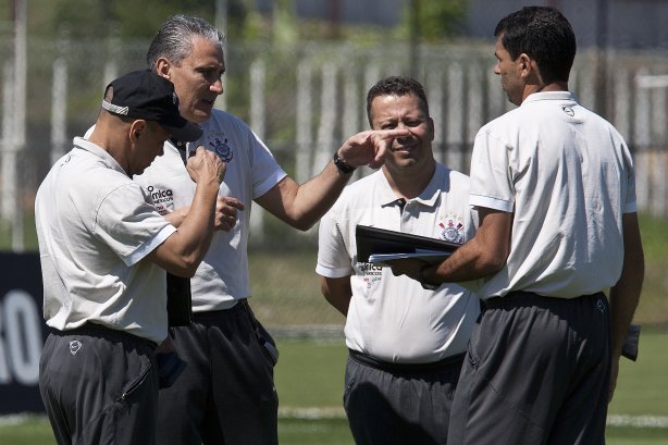 O técnico Tite(c) com seus auxiliares Geraldo Delamore(de costas); Cleber Xavier e o ex-técnico interino Fabio Carille durante o treino do Corinthians, realizado esta manhã no CT Joaquim Grava no Parque Ecológico. O próximo jogo da equipe será domingo, dia 24/10, contra o Palmeiras no Pacaembu, pela 31. a rodada do Campeonato Brasileiro de 2010