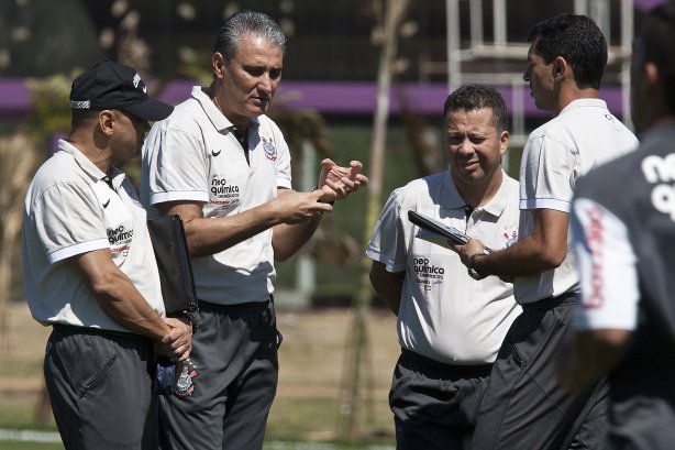 O técnico Tite(c) com seus auxiliares Geraldo Delamore(e) e Cleber Xavier e o ex-técnico interino Fabio Carille durante o treino do Corinthians, realizado esta manhã no CT Joaquim Grava no Parque Ecológico. O próximo jogo da equipe será domingo, dia 24/10, contra o Palmeiras no Pacaembu, pela 31. a rodada do Campeonato Brasileiro de 2010