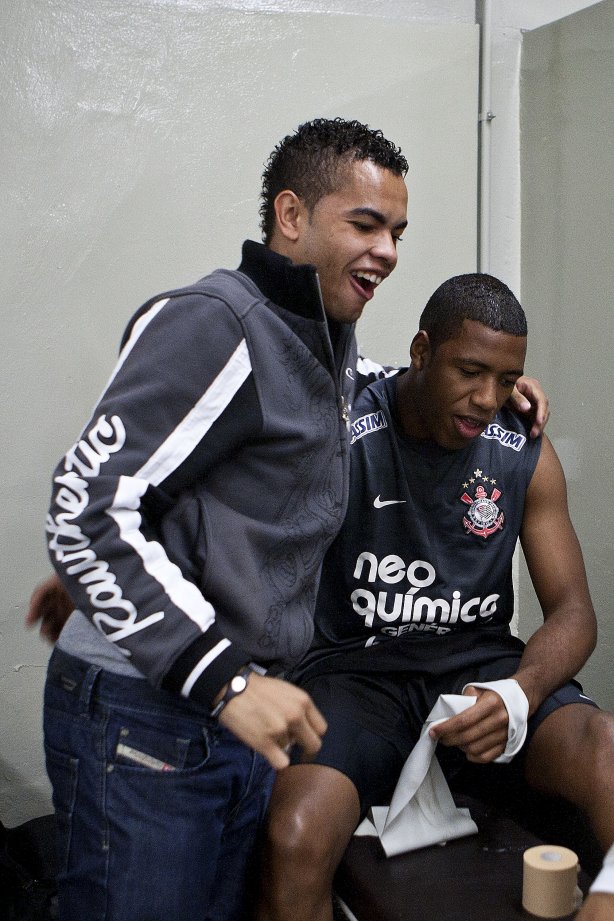 Dentinho e Jucilei nos vestiários antes da partida entre Corinthians x Palmeiras, válida pela 31ª rodada do Campeonato Brasileiro de 2010, serie A, realizada esta tarde no estádio do Pacaembu