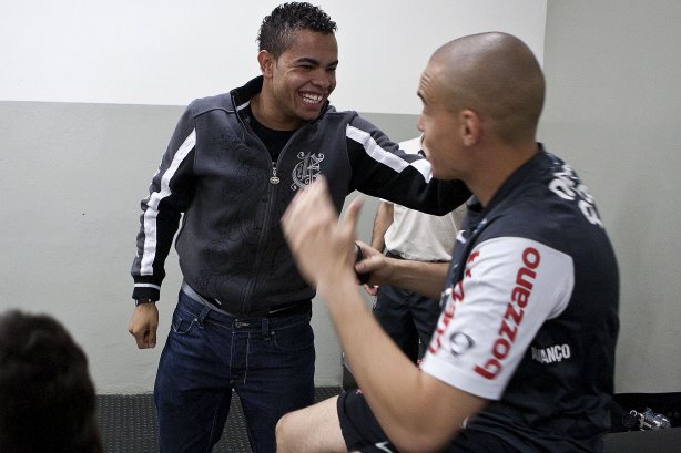 Dentinho e Julio Cesar nos vestiários antes da partida entre Corinthians x Palmeiras, válida pela 31ª rodada do Campeonato Brasileiro de 2010, serie A, realizada esta tarde no estádio do Pacaembu