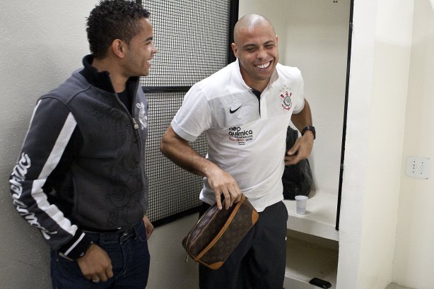 Dentinho e Ronaldo nos vestiários antes da partida entre Corinthians x Palmeiras, válida pela 31ª rodada do Campeonato Brasileiro de 2010, serie A, realizada esta tarde no estádio do Pacaembu