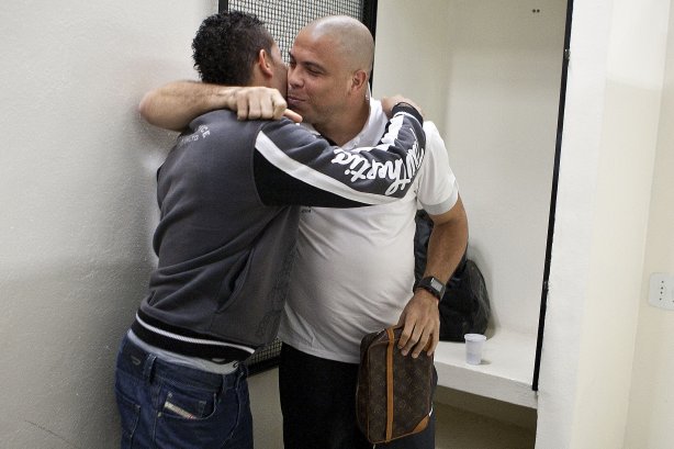 Dentinho e Ronaldo nos vestiários antes da partida entre Corinthians x Palmeiras, válida pela 31ª rodada do Campeonato Brasileiro de 2010, serie A, realizada esta tarde no estádio do Pacaembu