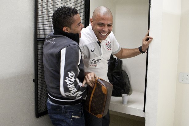 Dentinho e Ronaldo nos vestiários antes da partida entre Corinthians x Palmeiras, válida pela 31ª rodada do Campeonato Brasileiro de 2010, serie A, realizada esta tarde no estádio do Pacaembu