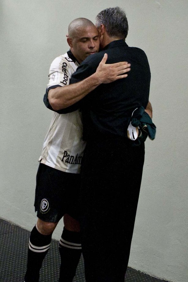 O técnico Tite cumprimenra Ronaldo após a partida entre Corinthians x Palmeiras, válida pela 31ª rodada do Campeonato Brasileiro de 2010, serie A, realizada esta tarde no estádio do Pacaembu