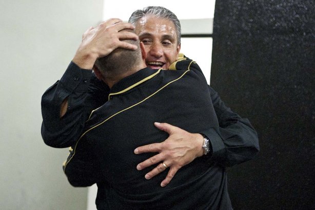 O técnico Tite cumprimenta Mauri Lima, preparador de goleiros, após a partida entre Corinthians x Palmeiras, válida pela 31ª rodada do Campeonato Brasileiro de 2010, serie A, realizada esta tarde no estádio do Pacaembu