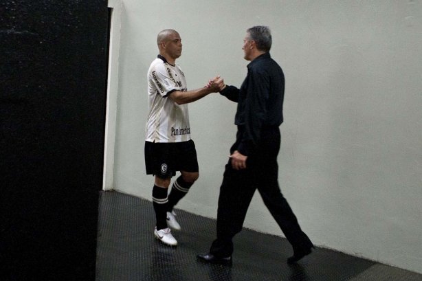 O técnico Tite cumprimenta Ronaldo após a partida entre Corinthians x Palmeiras, válida pela 31ª rodada do Campeonato Brasileiro de 2010, serie A, realizada esta tarde no estádio do Pacaembu