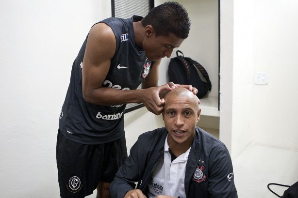 Paulinho brinca com Roberto Carlos nos vestiários antes da partida entre Corinthians x Palmeiras, válida pela 31ª rodada do Campeonato Brasileiro de 2010, serie A, realizada esta tarde no estádio do Pacaembu