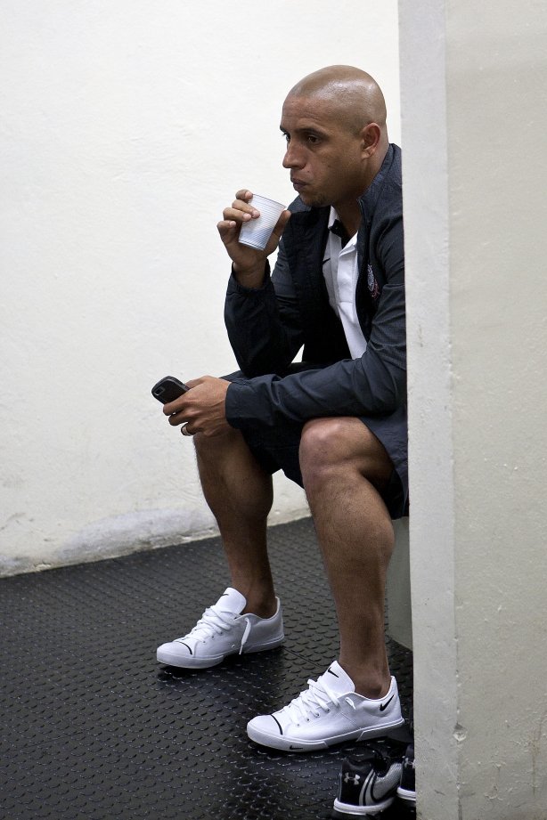 Roberto Carlos nos vestiários antes da partida entre Corinthians x Palmeiras, válida pela 31ª rodada do Campeonato Brasileiro de 2010, serie A, realizada esta tarde no estádio do Pacaembu