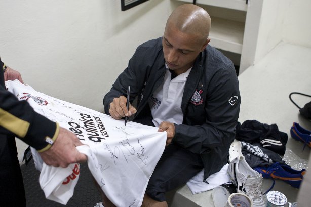 Roberto Carlos nos vestiários antes da partida entre Corinthians x Palmeiras, válida pela 31ª rodada do Campeonato Brasileiro de 2010, serie A, realizada esta tarde no estádio do Pacaembu