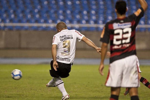 Durante a partida entre Flamengo x Corinthians, válida pela 32ª rodada do Campeonato Brasileiro de 2010, serie A, realizada esta noite no estádio do Engenhão