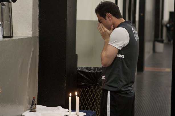Bruno Cesar rezando nos vestiários antes da partida entre Corinthians x Avaí, válida pela 33ª rodada do Campeonato Brasileiro de 2010, serie A, realizada esta noite no estádio do Pacaembu/SP