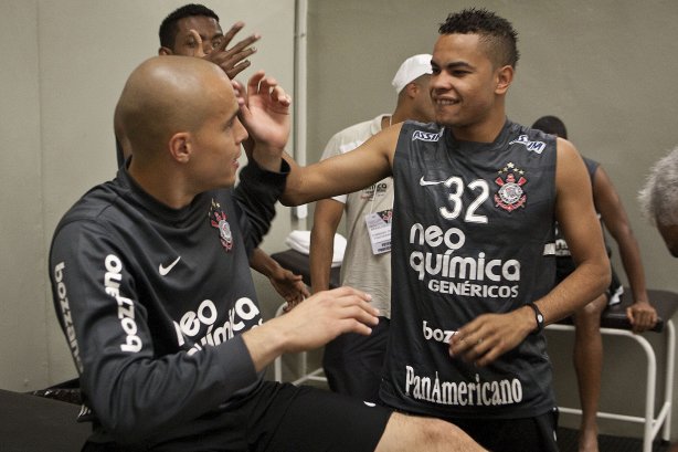 Julio Cesar e Dentinho nos vestiários antes da partida entre Corinthians x Avaí, válida pela 33ª rodada do Campeonato Brasileiro de 2010, serie A, realizada esta noite no estádio do Pacaembu/SP