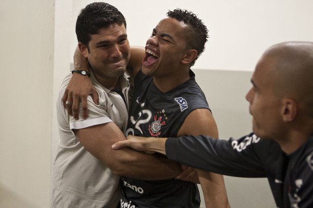 O fisioterapeuta Bruno Mazziotti brinca com Dentinho nos vestiários antes da partida entre Corinthians x Avaí, válida pela 33ª rodada do Campeonato Brasileiro de 2010, serie A, realizada esta noite no estádio do Pacaembu/SP
