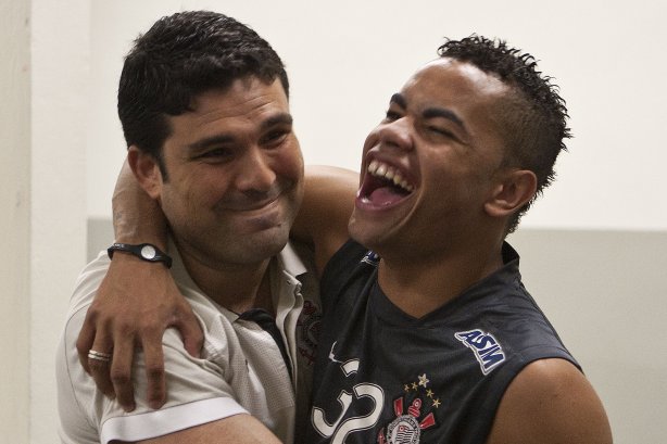 O fisioterapeuta Bruno Mazziotti brinca com Dentinho nos vestiários antes da partida entre Corinthians x Avaí, válida pela 33ª rodada do Campeonato Brasileiro de 2010, serie A, realizada esta noite no estádio do Pacaembu/SP