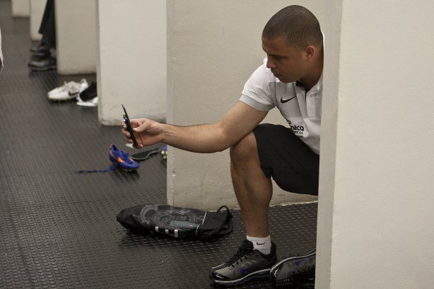 Ronaldo usa o seu celular para fotografar nos vestiários antes da partida entre Corinthians x Avaí, válida pela 33ª rodada do Campeonato Brasileiro de 2010, serie A, realizada esta noite no estádio do Pacaembu/SP