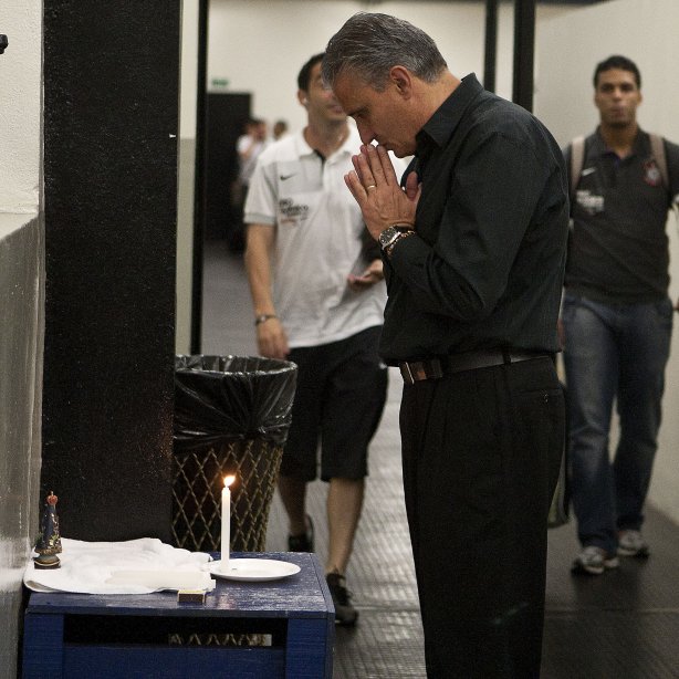 Tite nos vestiários antes da partida entre Corinthians x Avaí, válida pela 33ª rodada do Campeonato Brasileiro de 2010, serie A, realizada esta noite no estádio do Pacaembu/SP