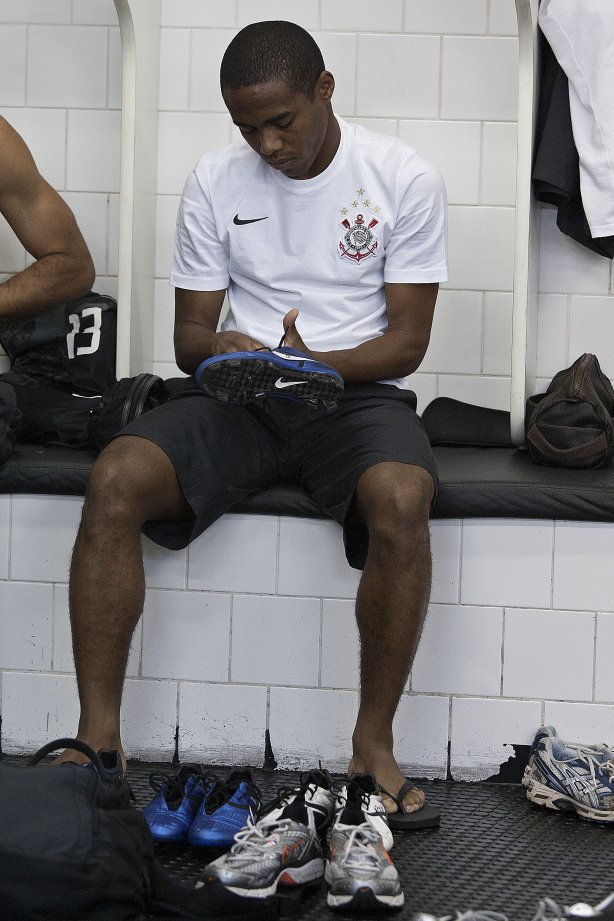 Elias nos vestiários antes da partida entre São Paulo x Corinthians, válida pela 34ª rodada do Campeonato Brasileiro de 2010, serie A, realizada esta tarde no estádio do Morumbi/SP