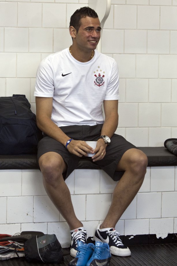 Leandro Castán nos vestiários antes da partida entre São Paulo x Corinthians, válida pela 34ª rodada do Campeonato Brasileiro de 2010, serie A, realizada esta tarde no estádio do Morumbi/SP