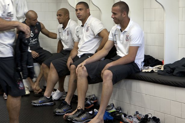 Roberto Carlos; Ronaldo e Rafael Santos nos vestiários antes da partida entre São Paulo x Corinthians, válida pela 34ª rodada do Campeonato Brasileiro de 2010, serie A, realizada esta tarde no estádio do Morumbi/SP