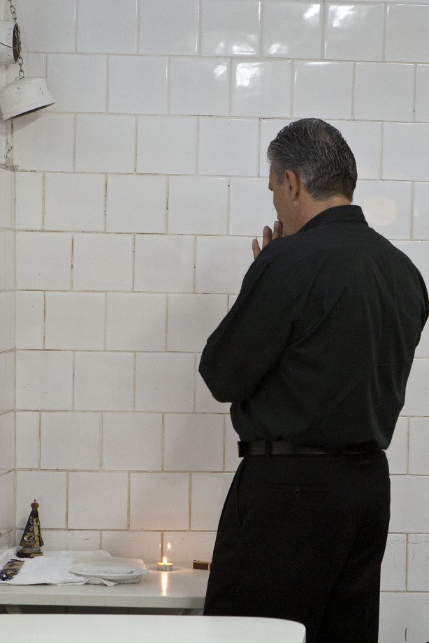 Tite rezando nos vestiários antes da partida entre São Paulo x Corinthians, válida pela 34ª rodada do Campeonato Brasileiro de 2010, serie A, realizada esta tarde no estádio do Morumbi/SP