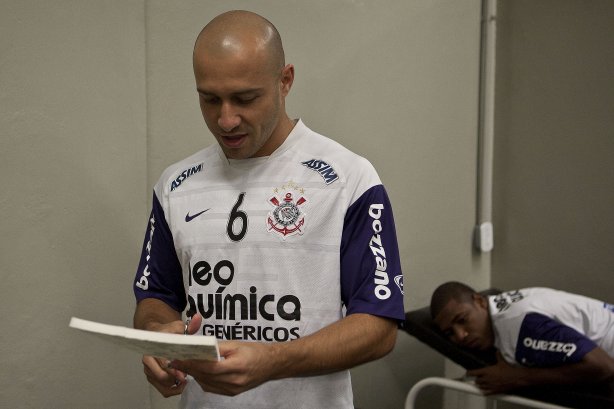 Alessandro nos vestiários antes da partida entre Corinthians x Cruzeiro, válida pela 35ª rodada do Campeonato Brasileiro de 2010, serie A, realizada esta noite no estádio do Pacaembui/SP