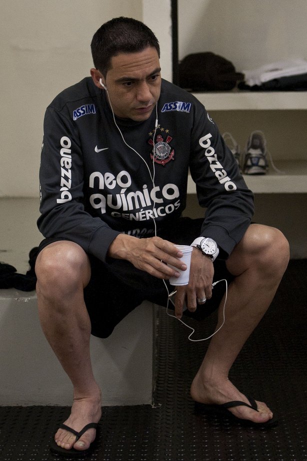 Chicão nos vestiários antes da partida entre Corinthians x Cruzeiro, válida pela 35ª rodada do Campeonato Brasileiro de 2010, serie A, realizada esta noite no estádio do Pacaembui/SP