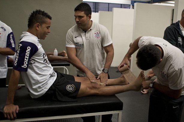Dentinho e o fisioterapeuta Bruno Mazziotti nos vestiários antes da partida entre Corinthians x Cruzeiro, válida pela 35ª rodada do Campeonato Brasileiro de 2010, serie A, realizada esta noite no estádio do Pacaembui/SP