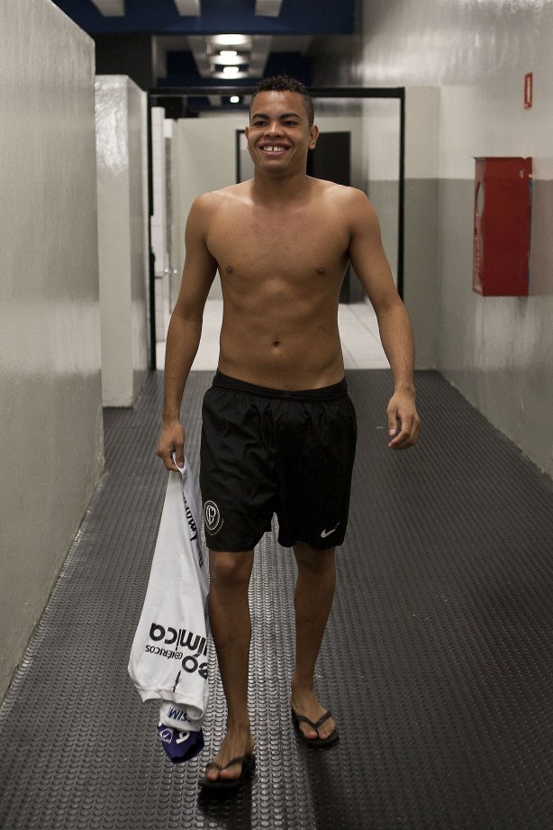 Dentinho nos vestiários antes da partida entre Corinthians x Cruzeiro, válida pela 35ª rodada do Campeonato Brasileiro de 2010, serie A, realizada esta noite no estádio do Pacaembui/SP