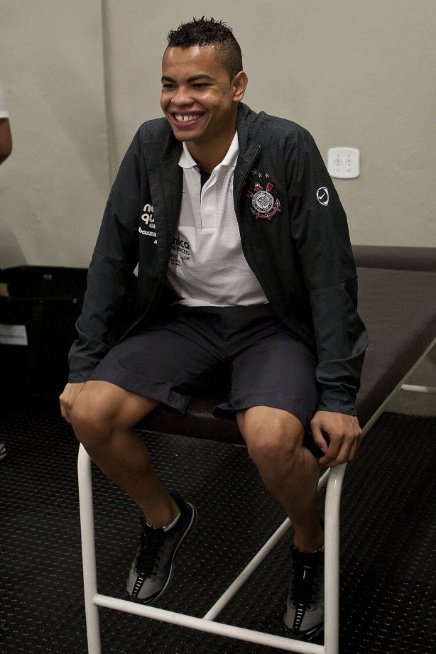 Dentinho nos vestiários antes da partida entre Corinthians x Cruzeiro, válida pela 35ª rodada do Campeonato Brasileiro de 2010, serie A, realizada esta noite no estádio do Pacaembui/SP