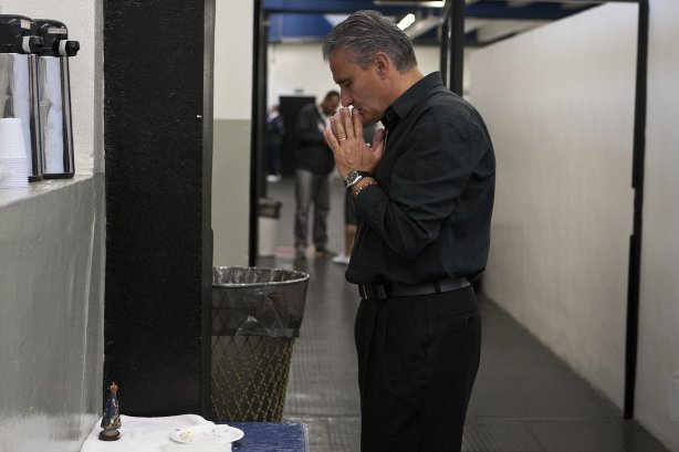 O técnico Tite nos vestiários antes da partida entre Corinthians x Cruzeiro, válida pela 35ª rodada do Campeonato Brasileiro de 2010, serie A, realizada esta noite no estádio do Pacaembui/SP
