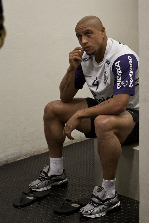 Roberto Carlos nos vestiários antes da partida entre Corinthians x Cruzeiro, válida pela 35ª rodada do Campeonato Brasileiro de 2010, serie A, realizada esta noite no estádio do Pacaembui/SP