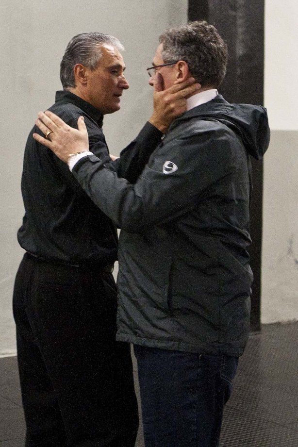 Tite e cumprimentado pelo diretor Mario Gobbi após a partida entre Corinthians x Cruzeiro, válida pela 35ª rodada do Campeonato Brasileiro de 2010, serie A, realizada esta noite no estádio do Pacaembui/SP