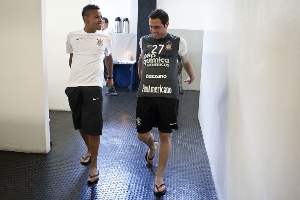 Dentinho e Bruno Cesar nos vestiários antes da partida entre Corinthians x Vasco da Gama, válida pela 37ª rodada do Campeonato Brasileiro de 2010, serie A, realizada esta tarde no estádio do Pacaembu/SP