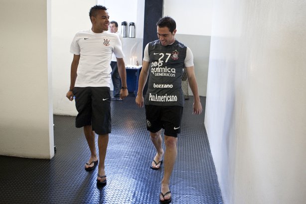 Dentinho e Bruno Cesar nos vestiários antes da partida entre Corinthians x Vasco da Gama, válida pela 37ª rodada do Campeonato Brasileiro de 2010, serie A, realizada esta tarde no estádio do Pacaembu/SP