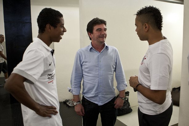 Elias; Andres Sanchez e Dentinho nos vestiários antes da partida entre Corinthians x Vasco da Gama, válida pela 37ª rodada do Campeonato Brasileiro de 2010, serie A, realizada esta tarde no estádio do Pacaembu/SP