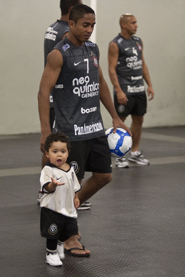 Jorge Henrique com o filho nos vestiários antes da partida entre Corinthians x Vasco da Gama, válida pela 37ª rodada do Campeonato Brasileiro de 2010, serie A, realizada esta tarde no estádio do Pacaembu/SP