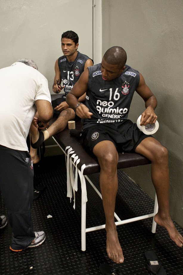 William e Jucilei nos vestiários antes da partida entre Corinthians x Vasco da Gama, válida pela 37ª rodada do Campeonato Brasileiro de 2010, serie A, realizada esta tarde no estádio do Pacaembu/SP
