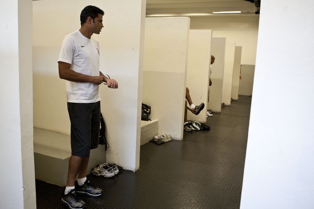 William que faz seu ultimo jogo no Pacaembu pois para de jogar profissionalmente este ano, nos vestiários antes da partida entre Corinthians x Vasco da Gama, válida pela 37ª rodada do Campeonato Brasileiro de 2010, serie A, realizada esta tarde no estádio do Pacaembu/SP