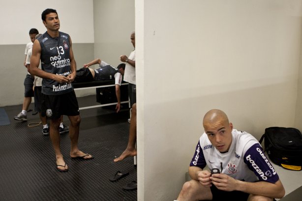 William que para de jogar profissionalmente no final do ano e Julio Cesar nos vestiários antes da partida entre Corinthians x Vasco da Gama, válida pela 37ª rodada do Campeonato Brasileiro de 2010, serie A, realizada esta tarde no estádio do Pacaembu/SP