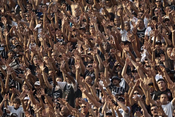 Durante a partida entre Corinthians x Vitoria/BA, válida pela 17ª rodada do Campeonato Brasileiro de 2010, serie A, realizada esta tarde no estádio do Pacaembu, em São Paulo. São Paulo, Brasil