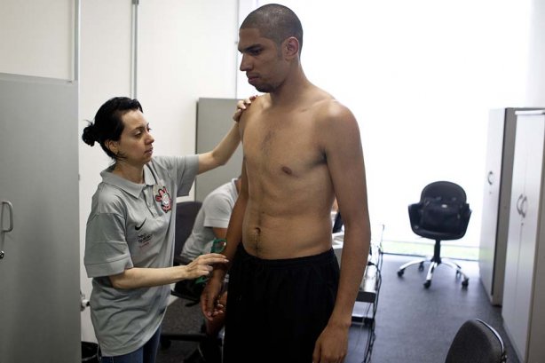 A nutricionusta Christine Neves e Wallace esta manhã durante a reapresentacao do time do Corinthians em 2011, no CT Joaquim Grava no Parque Ecológico do Tiete. O primeiro jogo da equipe no Campeonato Paulista 2011, será dia 16/01, contra a Portuguesa, no Pacaembu