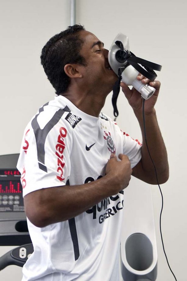 Imagem refletida no espelho de Jorge Henrique esta manhã durante a reapresentacao do time do Corinthians em 2011, no CT Joaquim Grava no Parque Ecológico do Tiete. O primeiro jogo da equipe no Campeonato Paulista 2011, será dia 16/01, contra a Portuguesa, no Pacaembu