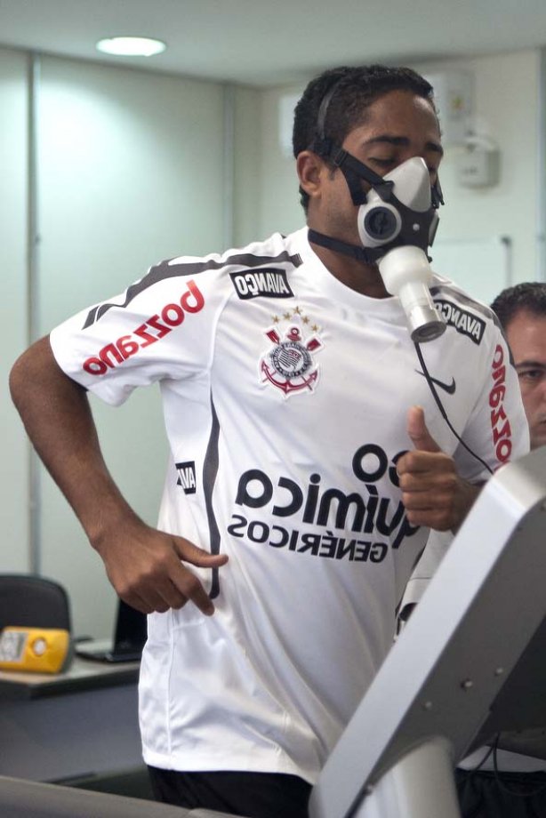 Imagen refletida no espelho de Jorge Henrique esta manhã durante a reapresentacao do time do Corinthians em 2011, no CT Joaquim Grava no Parque Ecológico do Tiete. O primeiro jogo da equipe no Campeonato Paulista 2011, será dia 16/01, contra a Portuguesa, no Pacaembu