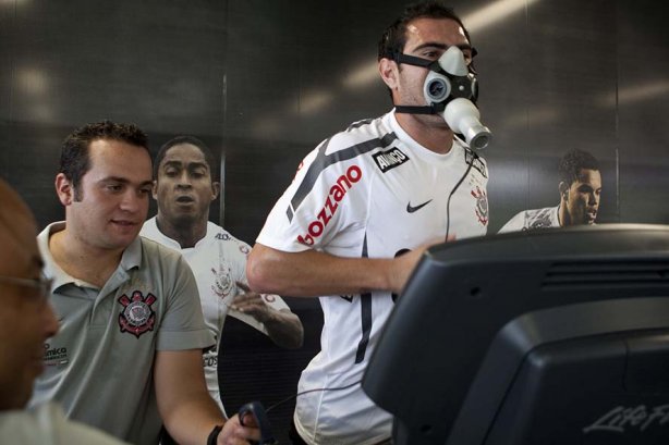 O fisiologista Guilherme Rodrigues e Bruno Cesar esta manhã durante a reapresentacao do time do Corinthians em 2011, no CT Joaquim Grava no Parque Ecológico do Tiete. O primeiro jogo da equipe no Campeonato Paulista 2011, será dia 16/01, contra a Portuguesa, no Pacaembu