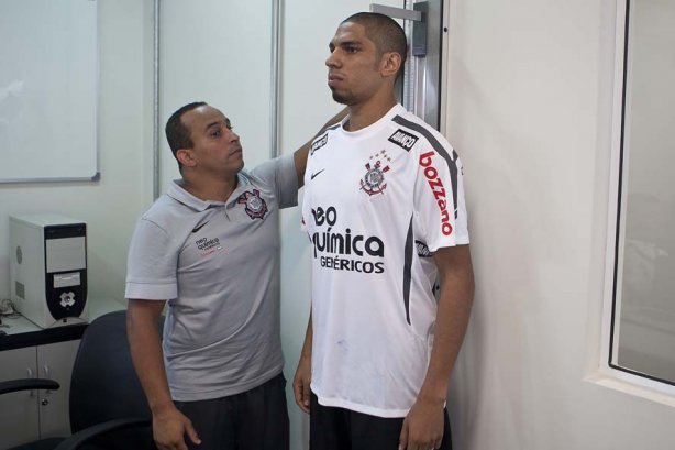 O preparador físico Shih Chien Chan Junior com Wallace esta manhã durante a reapresentacao do time do Corinthians em 2011, no CT Joaquim Grava no Parque Ecológico do Tiete. O primeiro jogo da equipe no Campeonato Paulista 2011, será dia 16/01, contra a Portuguesa, no Pacaembu